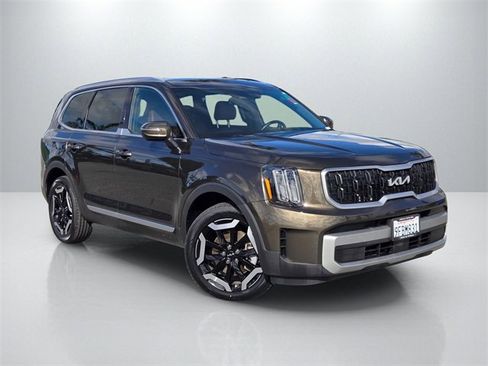 Used 2023 Kia Telluride EX w/ EX Captain's Chair Package image 1