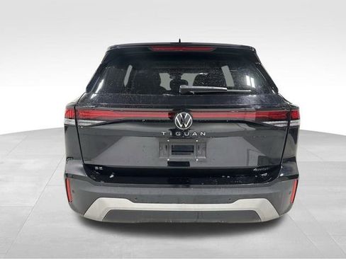 Certified 2025 Volkswagen Tiguan SE image 7