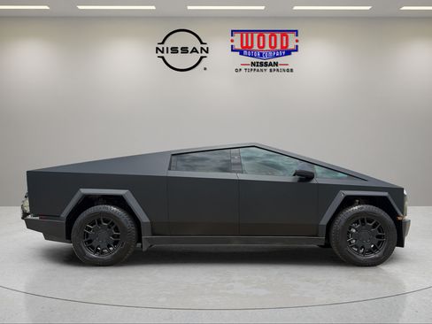 Used 2024 Tesla Cybertruck AWD Crew Cab image 2