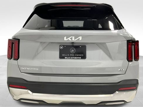 Used 2025 Kia Sorento S w/ Panoramic Sunroof Package image 3