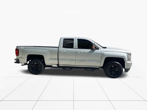 Used 2018 Chevrolet Silverado 1500 LT w/ All Star Edition AWD/4WD image 9