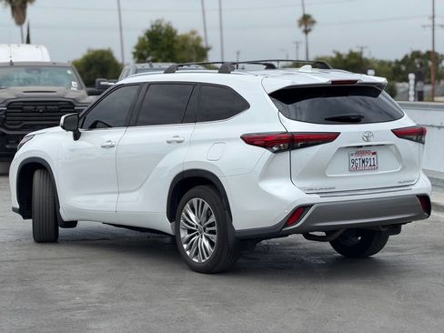 Used 2023 Toyota Highlander Platinum FWD image 3
