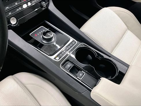 Used 2017 Jaguar F-PACE Prestige image 15