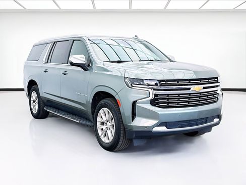 Used 2023 Chevrolet Suburban Premier image 3
