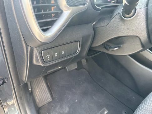 Used 2025 Kia Soul LX FWD image 19