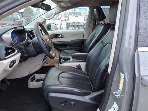 Used 2023 Chrysler Pacifica Touring-L image 18