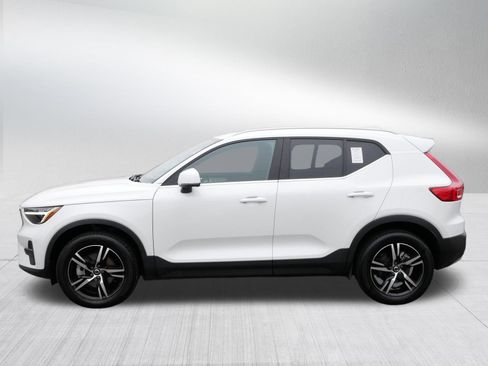 Used 2025 Volvo XC40 B5 Core AWD/4WD image 4