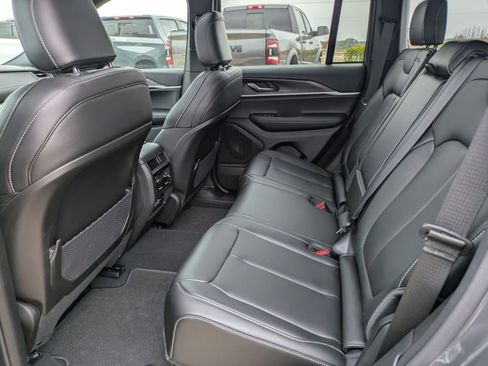 Used 2025 Jeep Grand Cherokee Limited w/ Black Appearance Package image 13