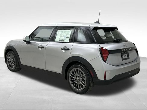 Used 2025 MINI Cooper 4-Door Hardtop FWD image 8