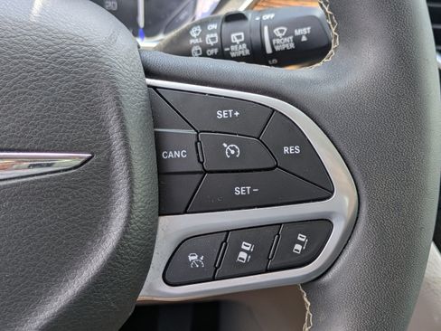 Used 2022 Chrysler Pacifica Limited FWD image 22