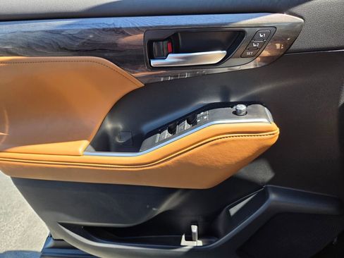 New 2026 Toyota Highlander Platinum AWD/4WD image 30