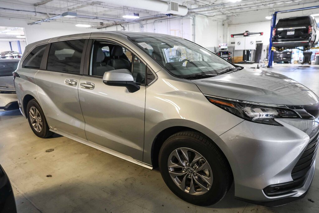 Used 2025 Toyota Sienna LE FWD image 2