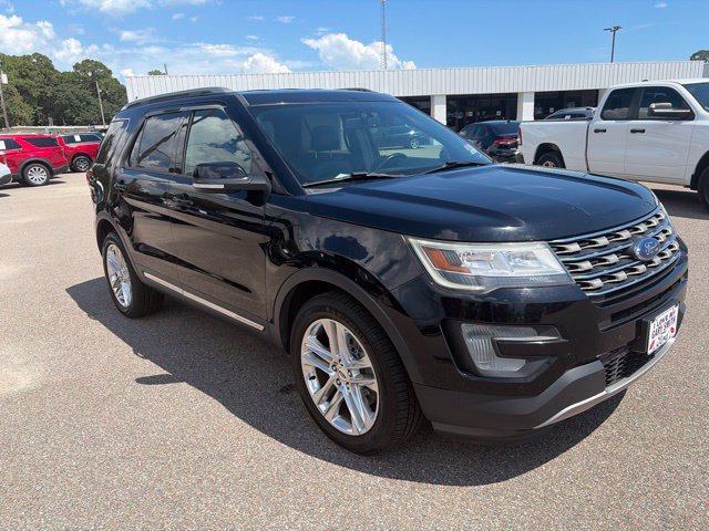 Used 2017 Ford Explorer XLT w/ Equipment Group 202A AWD/4WD image 2