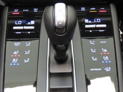 Certified 2026 Porsche Macan AWD/4WD image 27