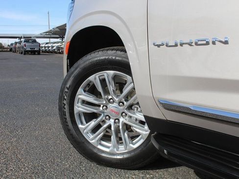 Used 2023 GMC Yukon SLT w/ SLT Luxury Package image 14