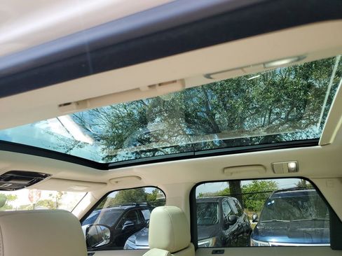 Used 2017 Land Rover Range Rover Sport SE image 16