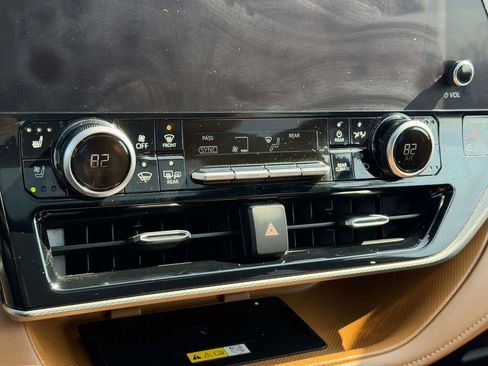 Used 2023 Toyota Highlander Platinum image 5