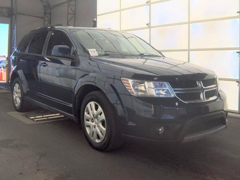 Used 2019 Dodge Journey SE FWD image 3