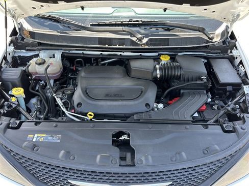 Used 2023 Chrysler Voyager LX image 31