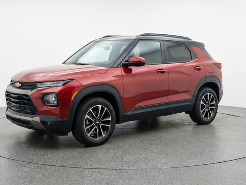 Used 2025 Chevrolet TrailBlazer LT image 3