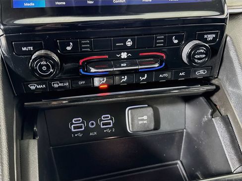 Used 2024 Jeep Grand Cherokee L Limited AWD/4WD image 18