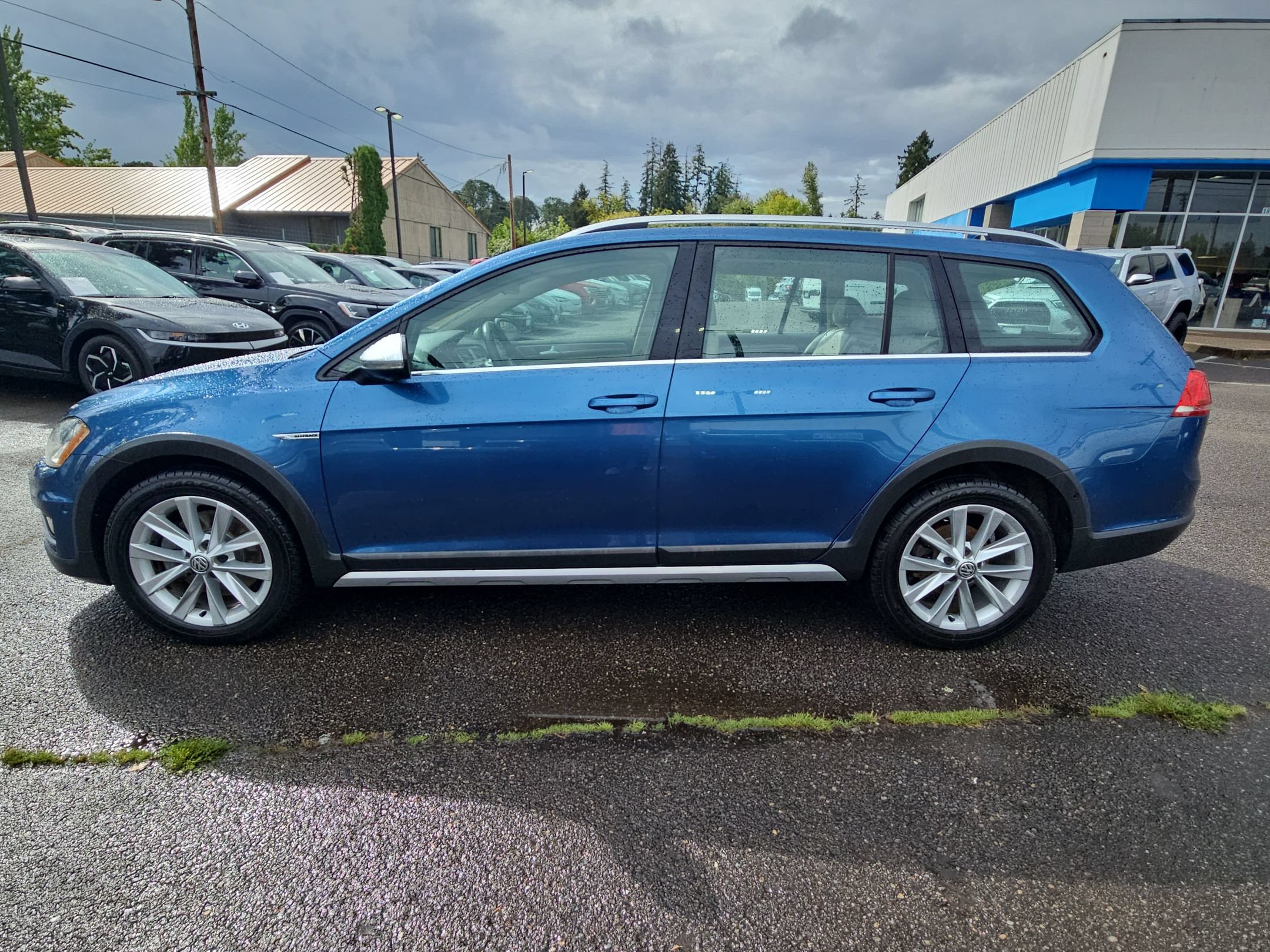 Used 2017 Volkswagen Golf Alltrack SE AWD/4WD image 2