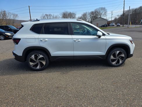 New 2026 Volkswagen Taos SE AWD/4WD image 8