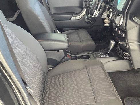 Used 2012 Jeep Wrangler Unlimited Sahara image 4