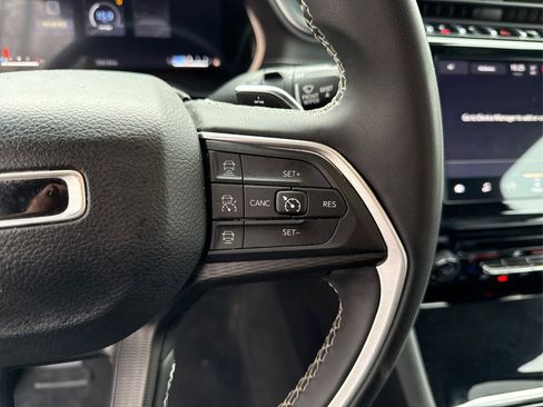 Used 2023 Jeep Grand Cherokee L Laredo image 25