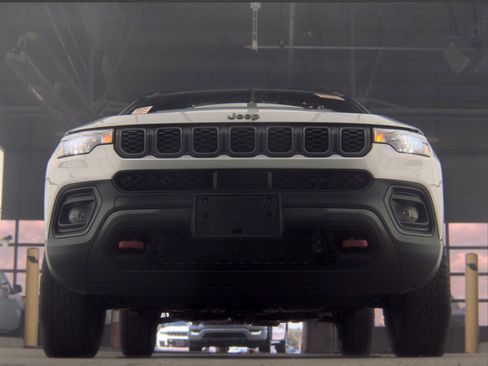 Used 2025 Jeep Compass Trailhawk AWD/4WD image 12