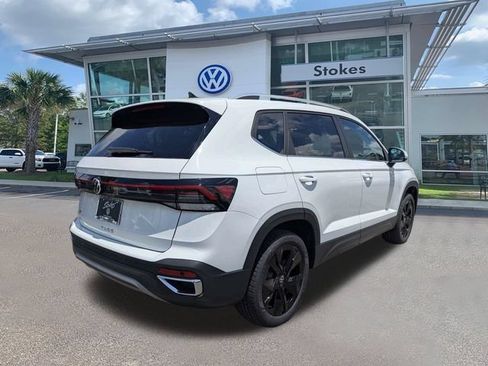 New 2026 Volkswagen Taos SE FWD image 4