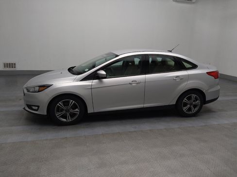 Used 2018 Ford Focus SE w/ SE Appearance Package FWD image 2