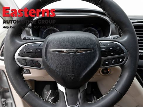 Used 2024 Chrysler Pacifica Touring-L FWD image 10