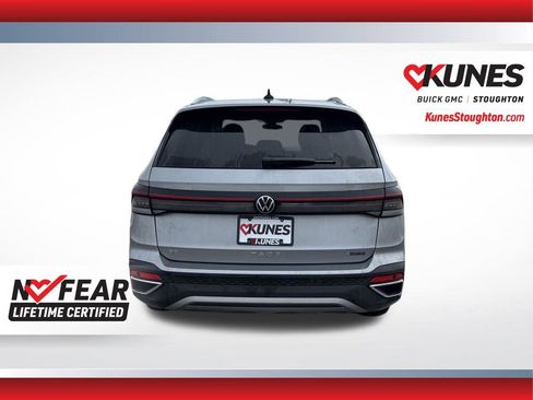 Used 2025 Volkswagen Taos SE image 9