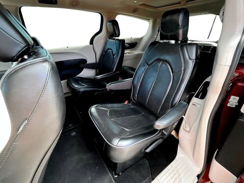 Used 2019 Chrysler Pacifica Limited image 25