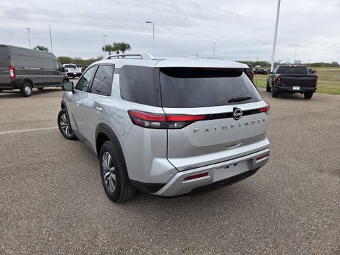 Used 2025 Nissan Pathfinder SL image 5