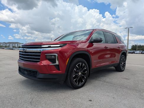 Used 2025 Chevrolet Traverse LT w/ Sun and Wheel Package FWD image 8