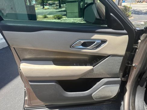 Used 2018 Land Rover Range Rover Velar S image 30