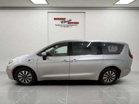 Used 2023 Chrysler Pacifica Touring-L FWD image 2