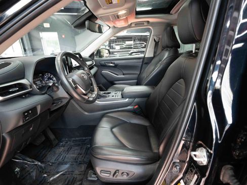 Used 2023 Toyota Highlander XLE image 9