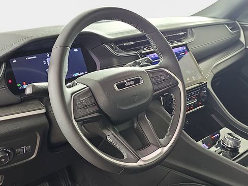 Used 2024 Jeep Grand Cherokee Limited w/ Luxury Tech Group II image 19