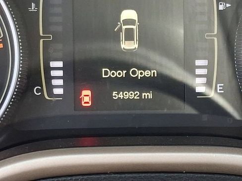 Used 2017 Jeep Cherokee Latitude AWD/4WD image 19