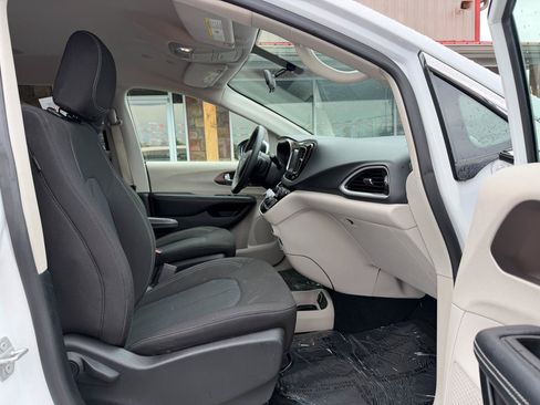 Used 2022 Chrysler Voyager LX FWD image 24