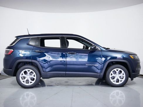 Used 2024 Jeep Compass Sport image 7
