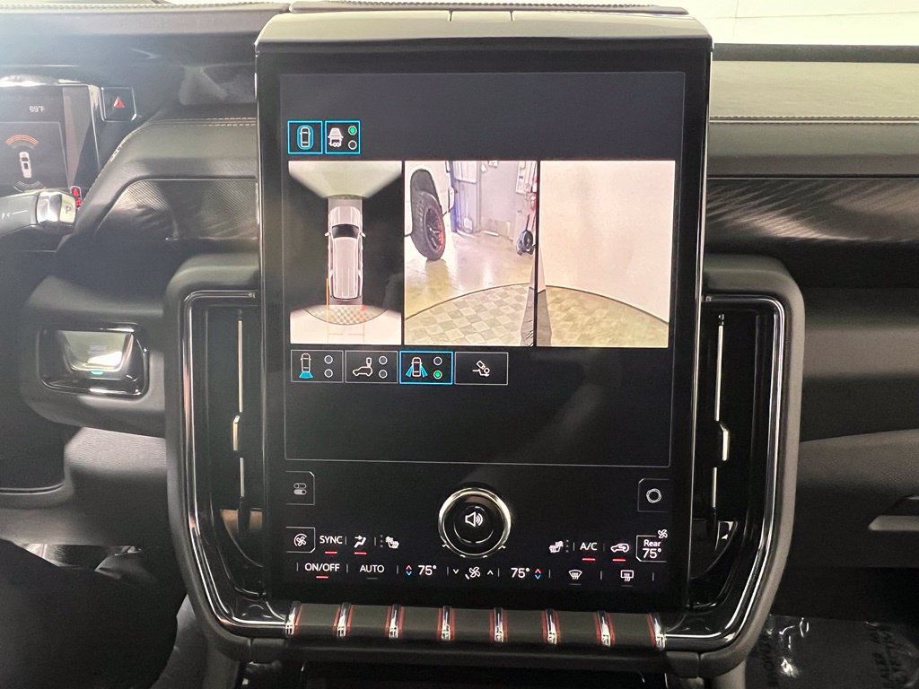 Used 2025 GMC Yukon XL AT4 AWD/4WD image 33