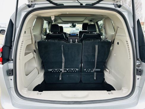 Used 2023 Chrysler Pacifica Limited image 30