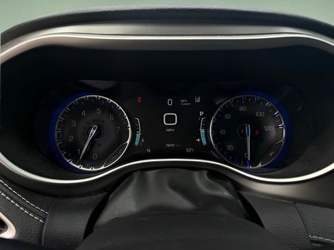 Used 2021 Chrysler Pacifica Touring-L FWD image 24