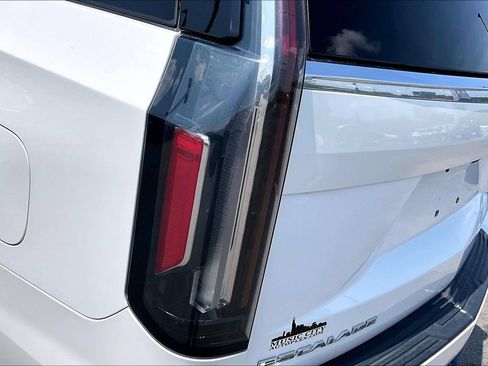 Used 2024 Cadillac Escalade ESV Premium Luxury AWD/4WD image 25