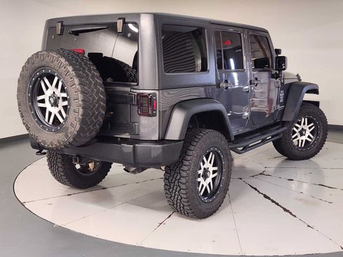 Used 2018 Jeep Wrangler Unlimited Rubicon w/ Connectivity Group AWD/4WD image 2