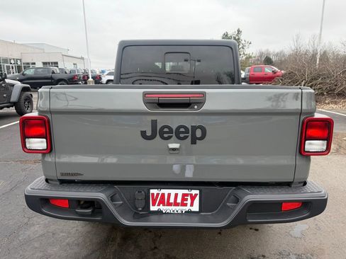Used 2022 Jeep Gladiator Willys image 6